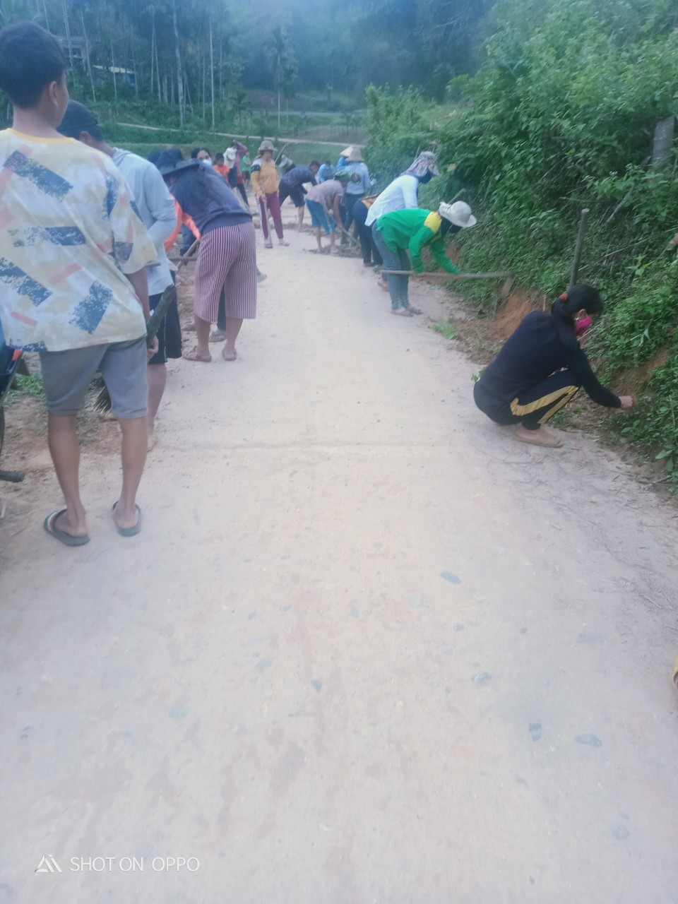 Nhân dân thôn Nước Ui ra quân tổng dọn vệ sinh đường làng, ngõ xóm