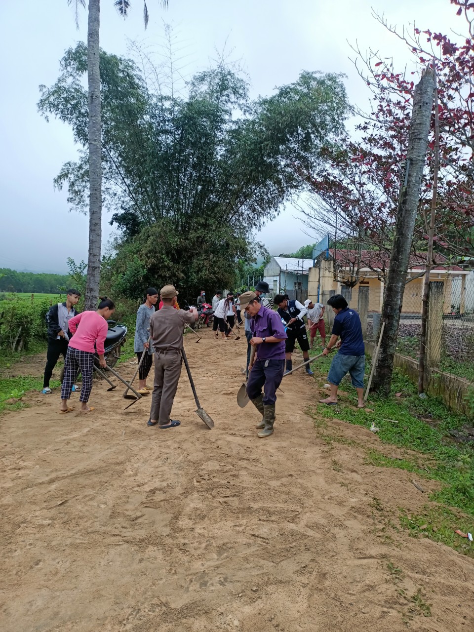 Nhân dân thôn Nước Xuyên ra quân tổng dọn vệ sinh đường làng, ngõ xóm