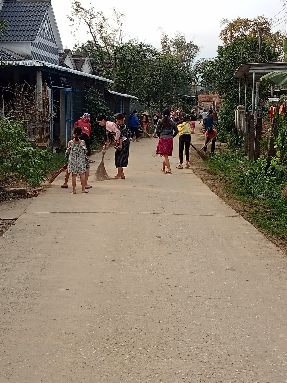 Nhân dân thôn Mang Đen ra quân tổng dọn vệ sinh đường làng, ngõ xóm