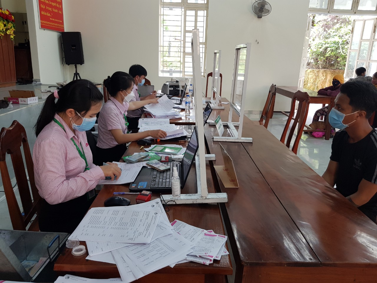 Ngân hàng CSXH huyện Ba Tơ giải ngân hơn 2,3 tỷ đồng vốn vay tại xã Ba Vì