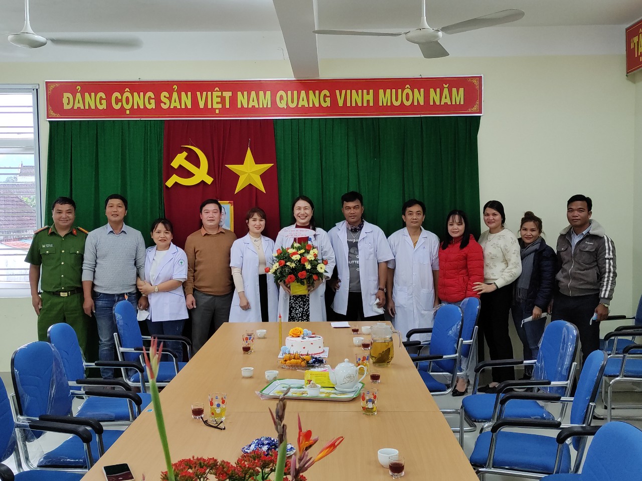 Lãnh đạo xã thăm và tặng quà cán bộ y, bác sĩ Trạm Y tế xã Ba Vì nhân dịp kỷ niệm 67 năm Ngày Thầy thuốc Việt Nam (27/2/1955 - 27/2/2022)