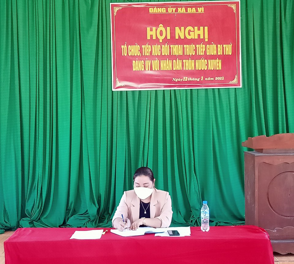Hội nghị đối thoại trực tiếp giữa Bí thư Đảng ủy xã Ba Vì với nhân dân thôn Nước Xuyên