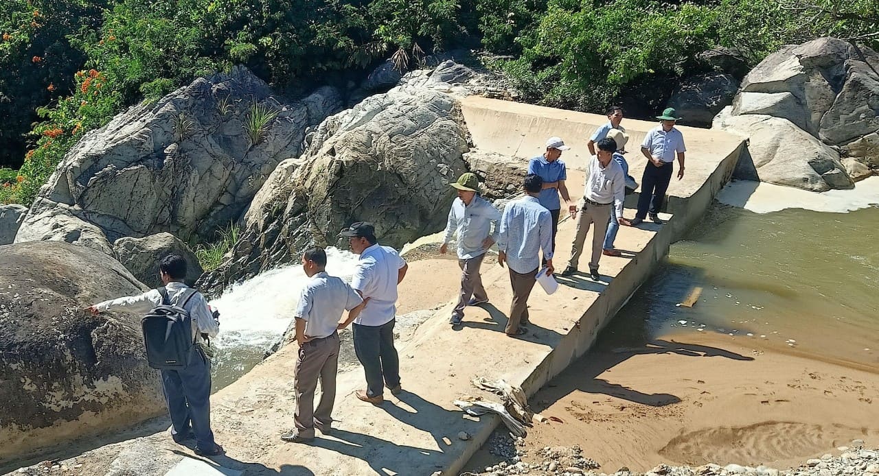 UBND huyện tổ chức kiểm tra tiến độ triển khai thực hiện công trình cấp nước sinh hoạt thôn Mang Đen, xã Ba Vì