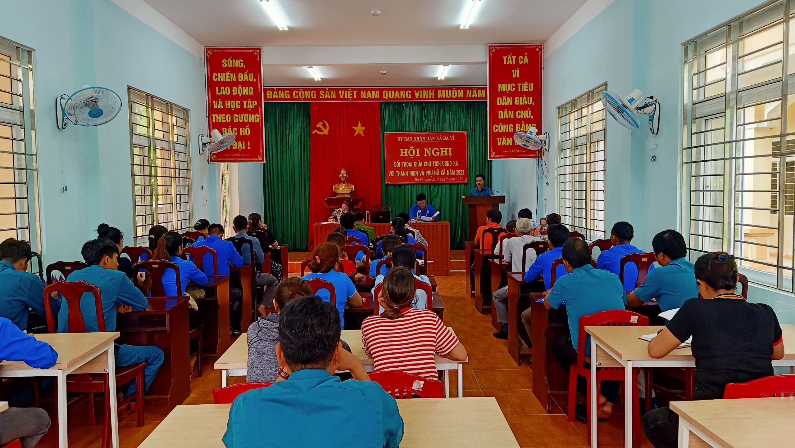 Lãnh đạo UBND xã Ba Vì đối thoại với đoàn viên Đoàn Thanh niên Cộng sản Hồ Chí Minh xã và hội viên Hội Liên hiệp Phụ nữ xã