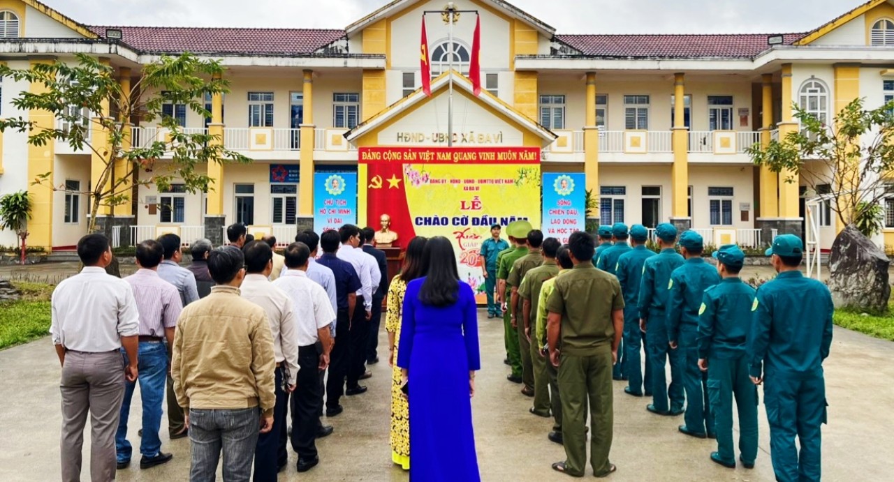 Thường trực Đảng ủy-Thường trực HĐND, UBND, UBMTTQ Việt Nam xã tổ chức lễ chào cờ đầu năm 2024