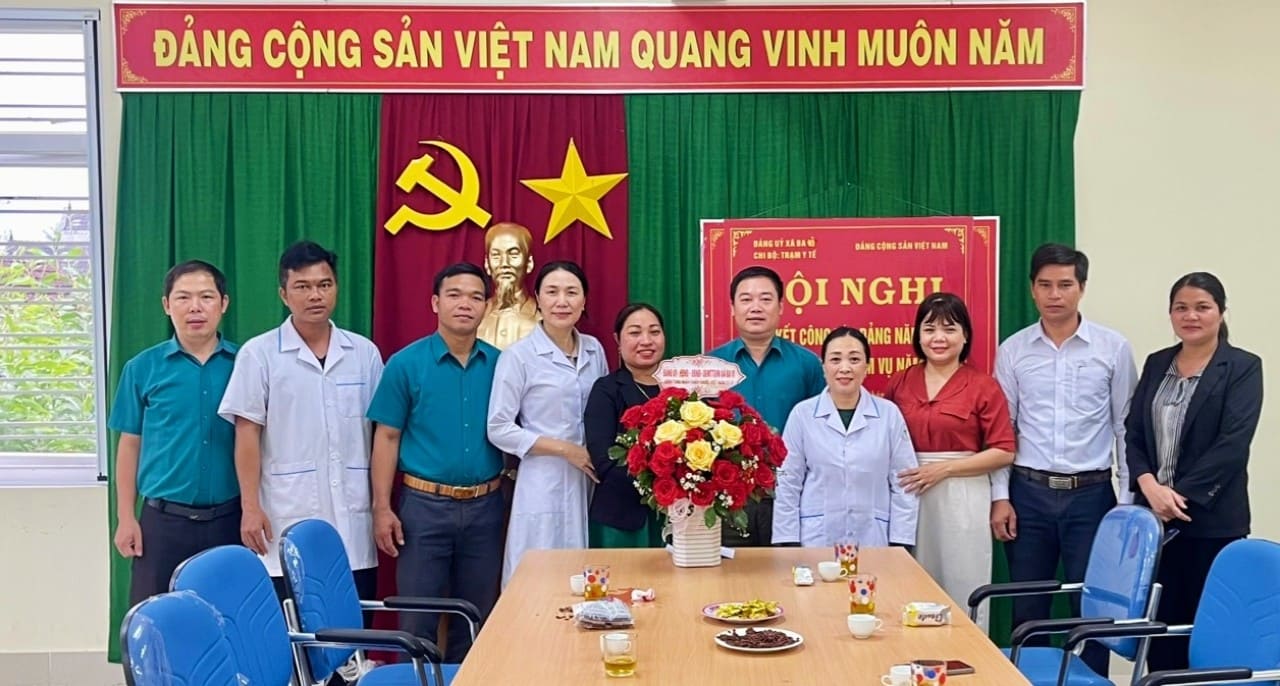Lãnh đạo xã thăm và tặng hoa chúc mừng cán bộ y, bác sĩ Trạm Y tế xã Ba Vì nhân dịp kỷ niệm 69 năm Ngày Thầy thuốc Việt Nam (27/2/1955 - 27/2/2024)
