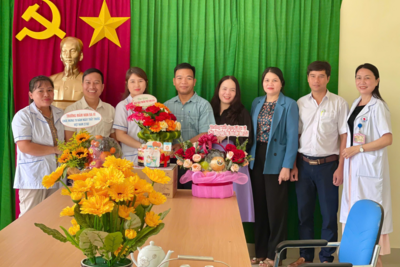 Lãnh đạo xã thăm và tặng hoa chúc mừng cán bộ y, bác sĩ Trạm Y tế xã Ba Vì nhân dịp kỷ niệm 70 năm Ngày Thầy thuốc Việt Nam (27/2/1955 - 27/2/2025)